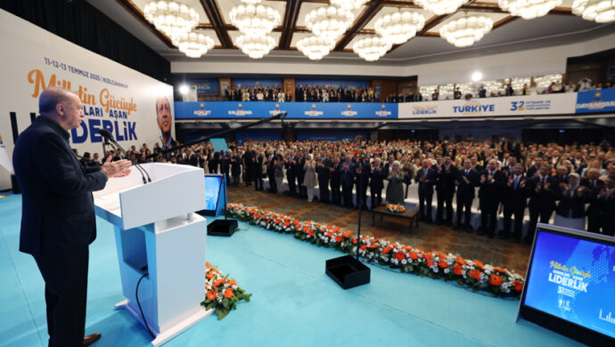 Cumhurbaşkanı Erdoğan, AK Parti 32. İstişare ve Değerlendirme Toplantısı’nda konuşma yaptı: “Bugün Malazgirt ruhu, Kudüs İttifakı, Kurtuluş Savaşı’nın nüvesi yeniden şekilleniyor. Bugün büyük ve güçlü Türkiye’nin şafağı söküyor!”
